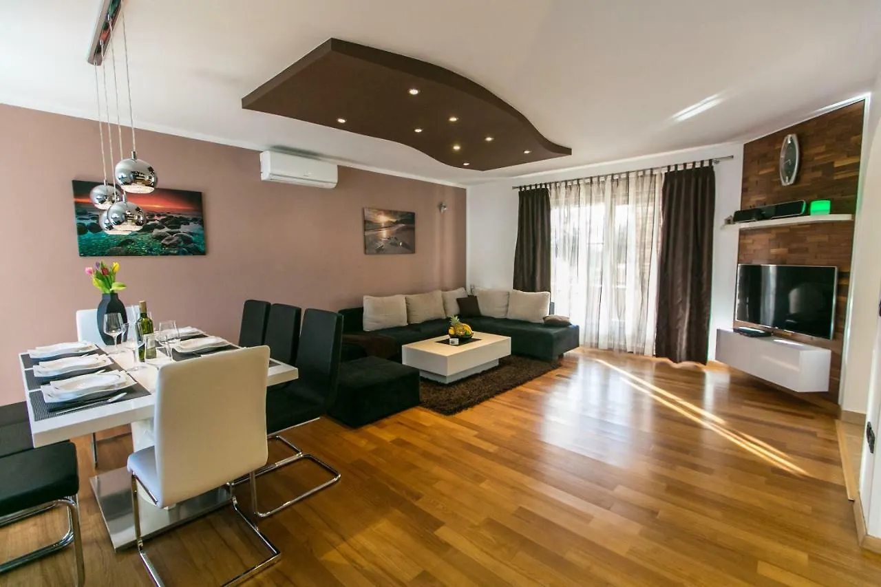 Luxury Apartment Elis With Private Pool 풀라