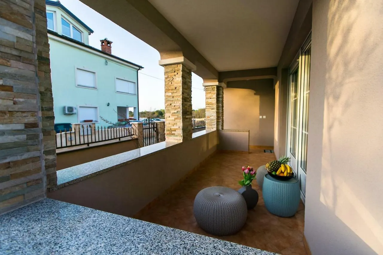 Luxury Apartment Elis With Private Pool 풀라 크로아티아