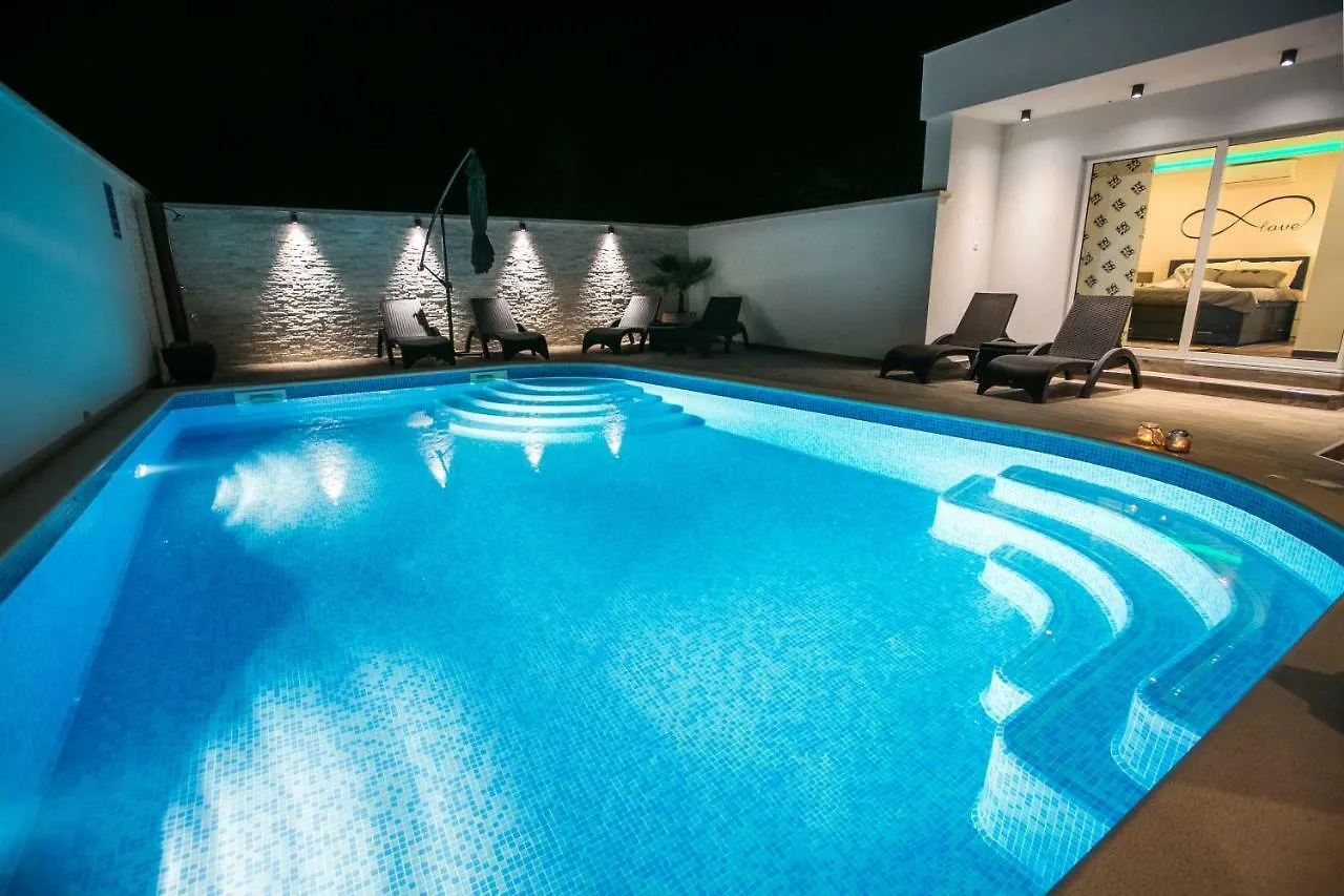 Luxury Apartment Elis With Private Pool 풀라 0*,  크로아티아
