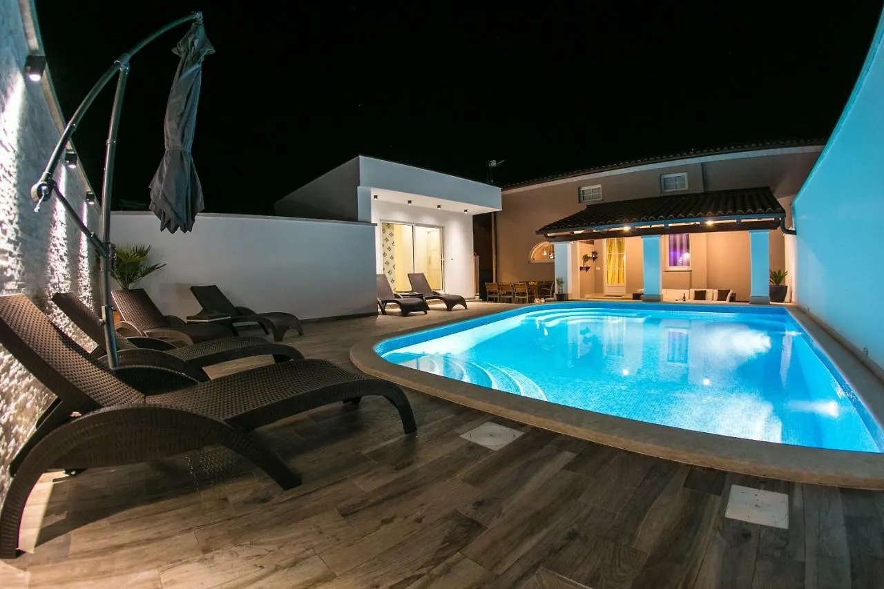 Luxury Apartment Elis With Private Pool 풀라