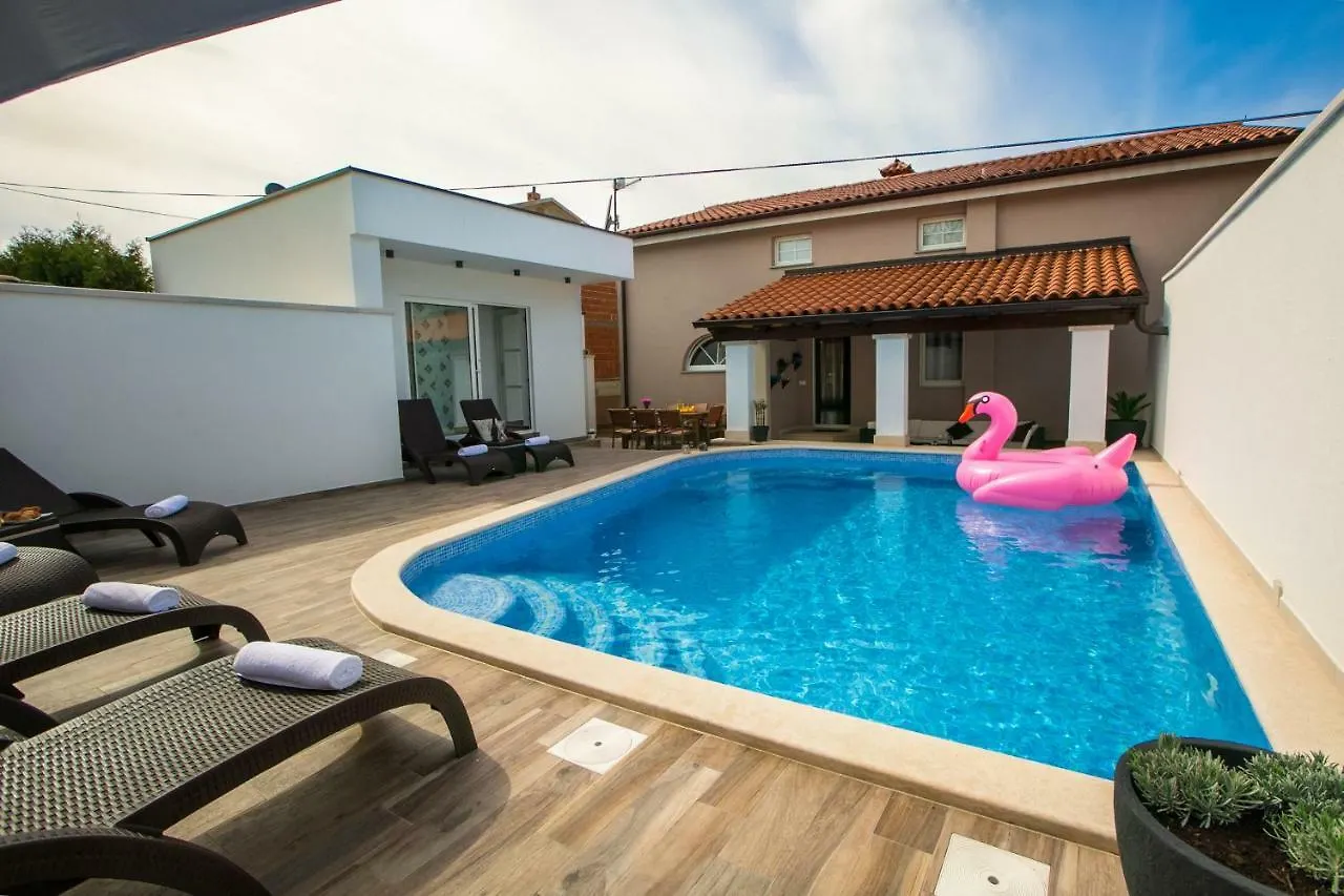 Luxury Apartment Elis With Private Pool 풀라 0*,